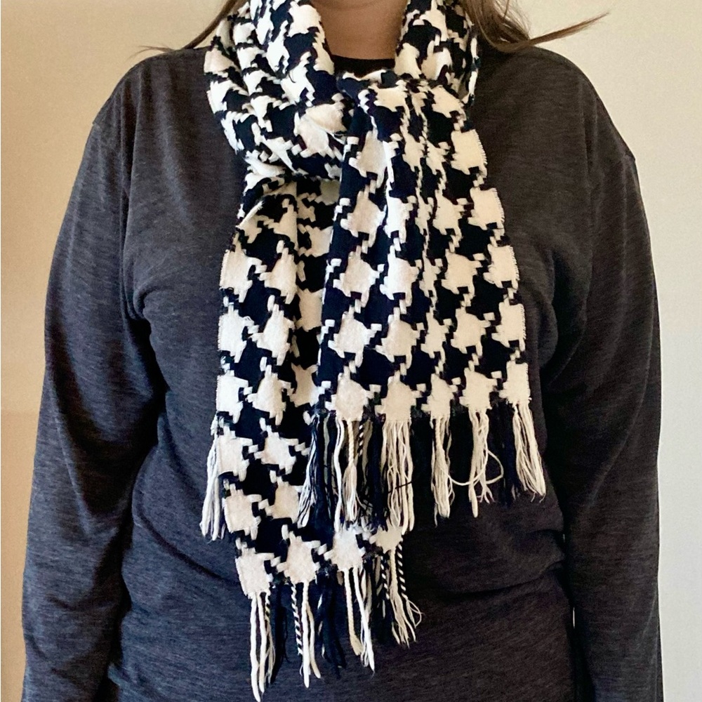 Stylish Black and White Houndstooth Scarf